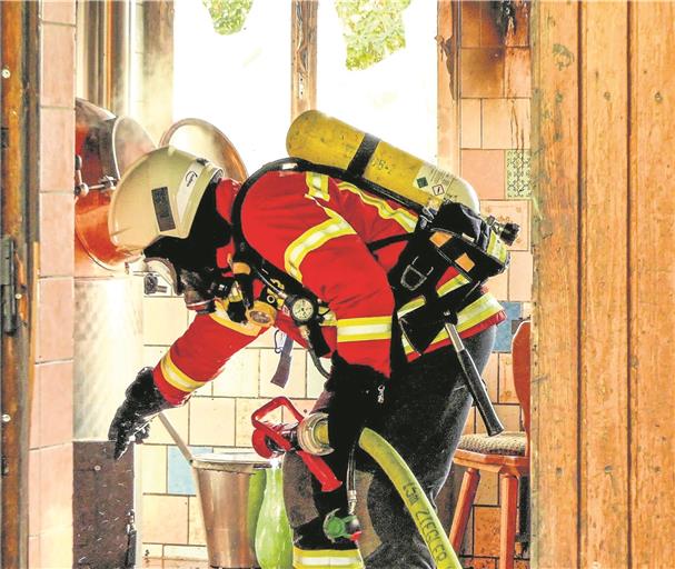 Insgesamt 40 Feuerwehrleute waren auf dem Birkenhof im Einsatz. Foto: B. Beytekin
