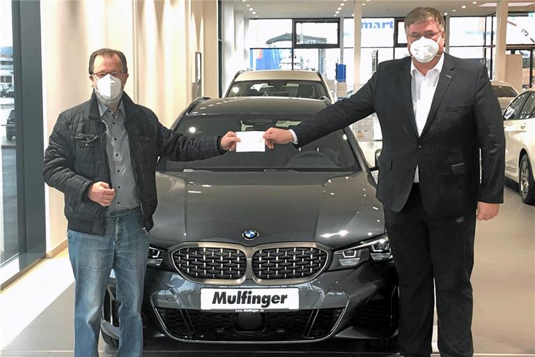 Insgesamt 6000 Euro spendet das Autohaus Mulfinger. Einen Scheck über 2000 Euro nahm Hospiz-Chef Heinz Franke (links) aus den Händen von Markus Mulfinger entgegen, je 2000 Euro überwies Mulfinger an die Aktion „BKZ-Leser helfen“ und an die Lebenshilfe Rems-Murr. Foto: privat