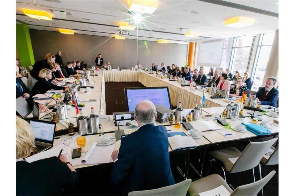 Mehr Polizei für Abschiebungen - Keine Afghanistan-Einigung Insgesamt 69 Themen stehen bei dem Treffen auf der Tagesordnung. Foto: Frank Molter