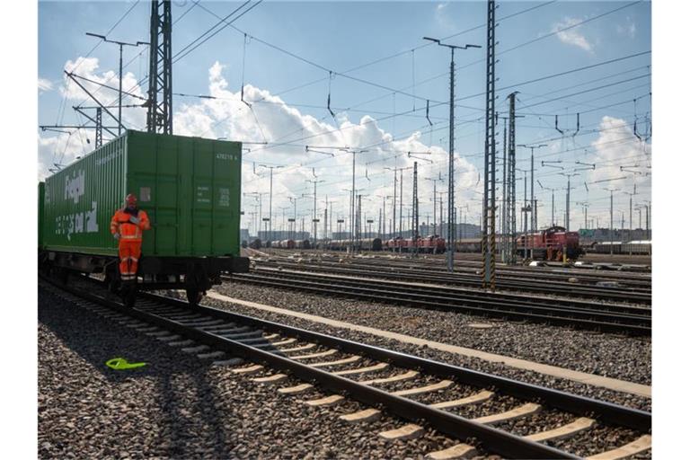 Insgesamt beschäftigt die Bahn in Deutschland aktuell 219.000 Menschen. Foto: Christophe Gateau/dpa