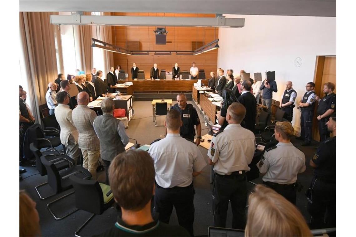 Insgesamt elf Männer müssen sich vor Gericht verantworten. Foto: Patrick Seeger