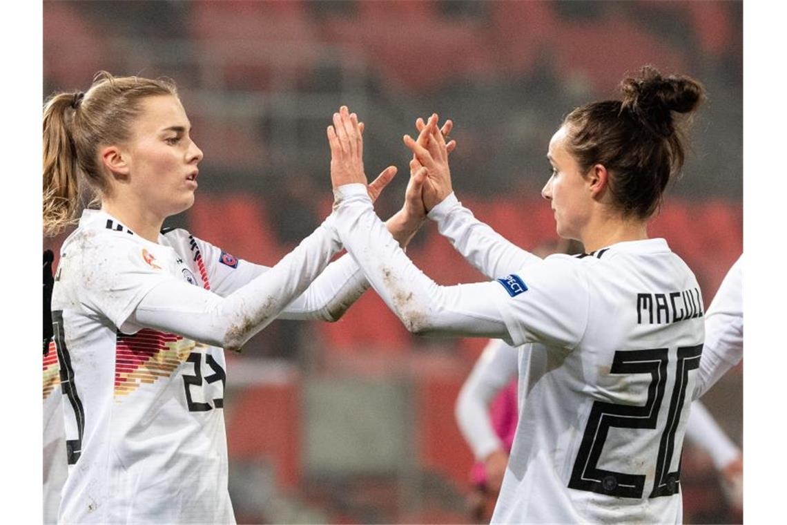 DFB-Frauen schlagen Griechenland - Bilanz bleibt perfekt Insgesamt erzielte Laura Freigang (l) drei Tore. Foto: Matthias Balk/dpa