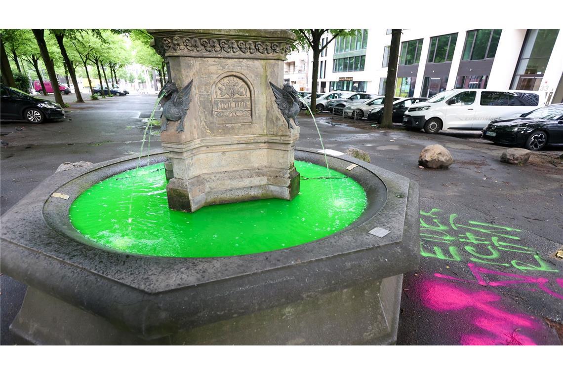 Insgesamt färbten die Aktivisten das Wasser von Brunnen in 17 Städten.