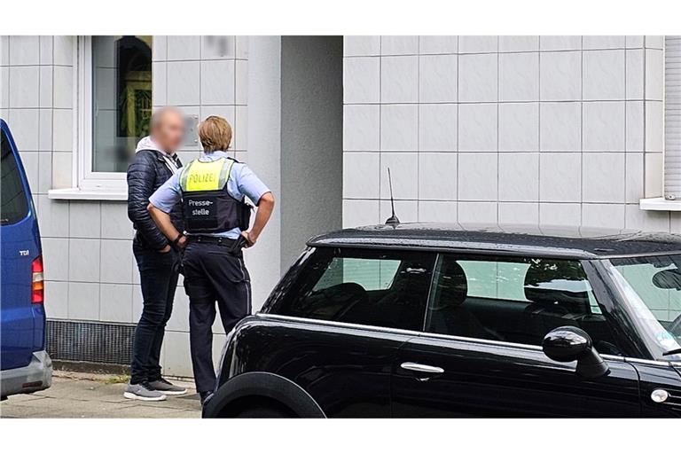 Insgesamt fanden Maßnahmen zeitgleich in sechs Objekten in den Städten Essen, Dortmund, Düsseldorf und Soest statt, wie die Generalstaatsanwaltschaft Düsseldorf und die Polizei Essen mitteilten.