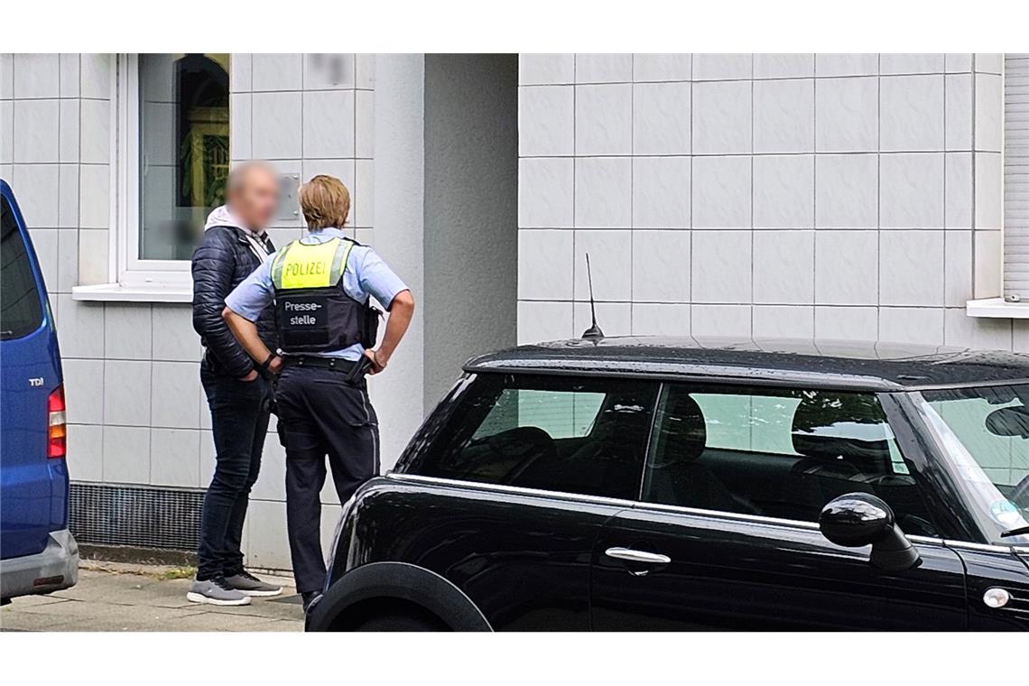 Razzia nach Terrorverdacht: Was wir wissen - und was nicht Insgesamt fanden Maßnahmen zeitgleich in sechs Objekten in den Städten Essen, Dortmund, Düsseldorf und Soest statt, wie die Generalstaatsanwaltschaft Düsseldorf und die Polizei Essen mitteilten.