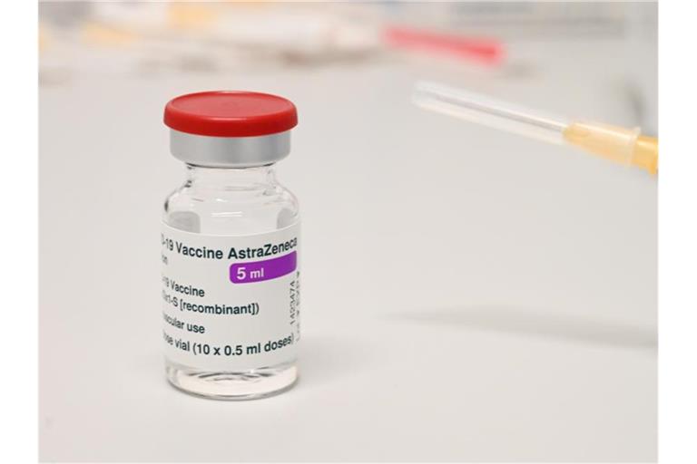 Insgesamt hat die EU 300 Millionen Dosen von Astrazeneca bis Ende Juni bestellt. Nach jüngsten Prognosen dürften es bis dahin aber nur 100 Millionen Dosen werden. Foto: Stefan Sauer/dpa
