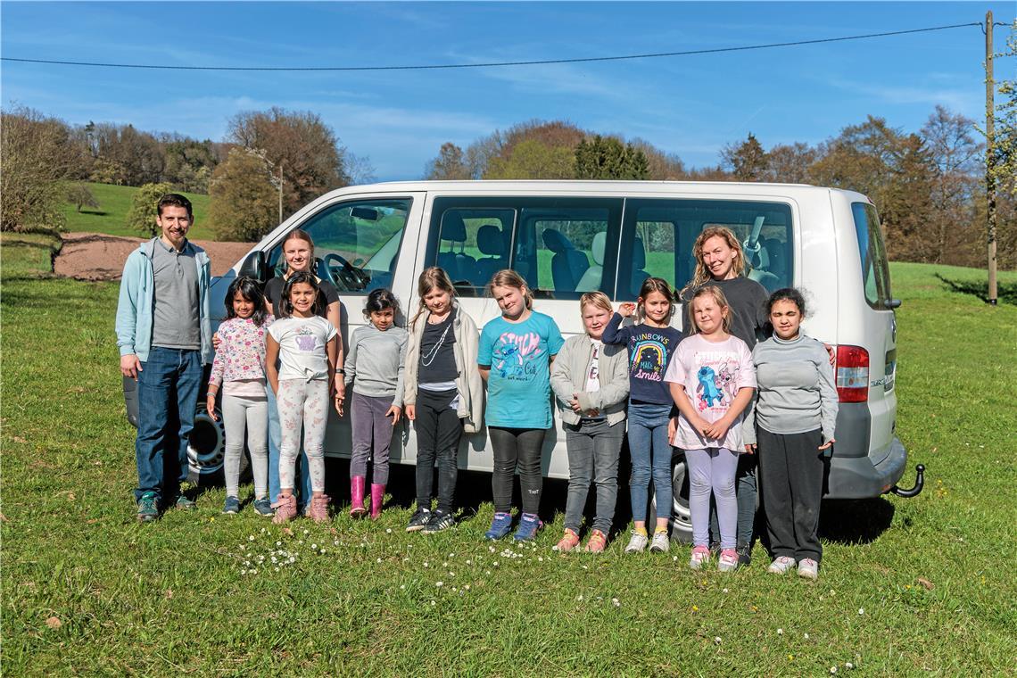 Insgesamt neun Mädchen im Alter von acht bis zehn Jahren sind beim ersten Ausflug mit dem Bus dabei. Fotos: Stefan Bossow