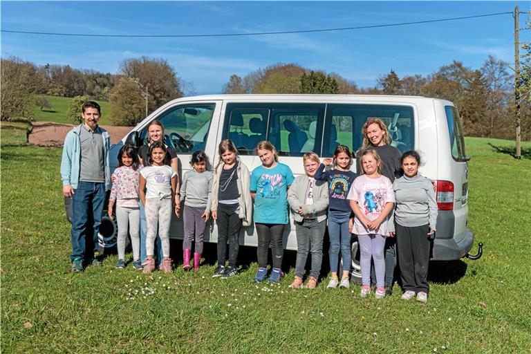 Insgesamt neun Mädchen im Alter von acht bis zehn Jahren sind beim ersten Ausflug mit dem Bus dabei. Fotos: Stefan Bossow