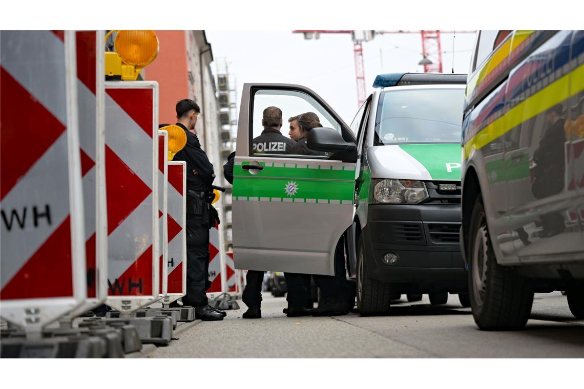 Insgesamt sei der Einsatz ohne besondere Vorkommnisse verlaufen, es sei nicht zu Übergriffen gekommen, hieß es von der Einsatzleitung.