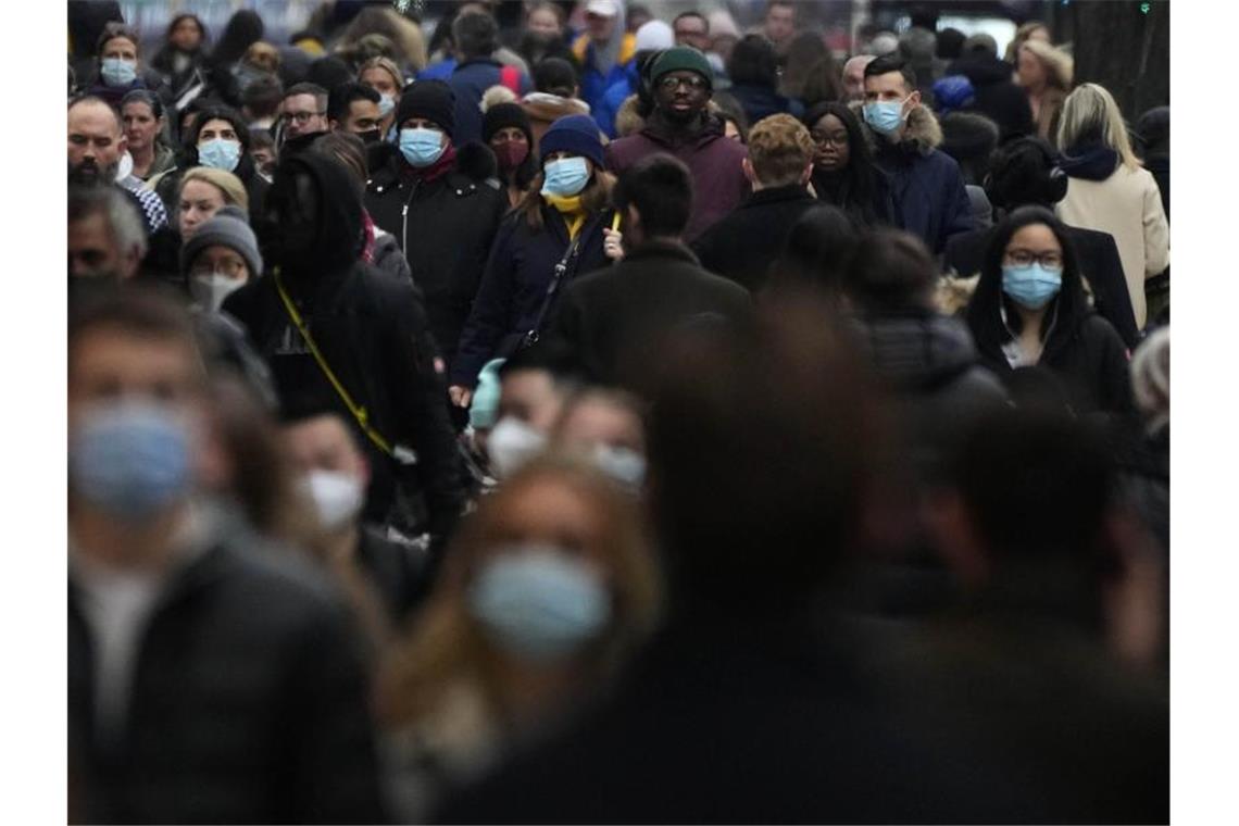Großbritannien meldet fast 120.000 Corona-Neuinfektionen Insgesamt sind im Vereinigten Königreich aktuell knapp 91.000 Omikron-Fälle bestätigt. Foto: Frank Augstein/AP/dpa