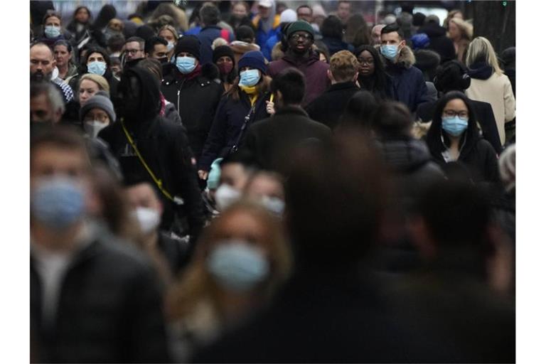 Insgesamt sind im Vereinigten Königreich aktuell knapp 91.000 Omikron-Fälle bestätigt. Foto: Frank Augstein/AP/dpa