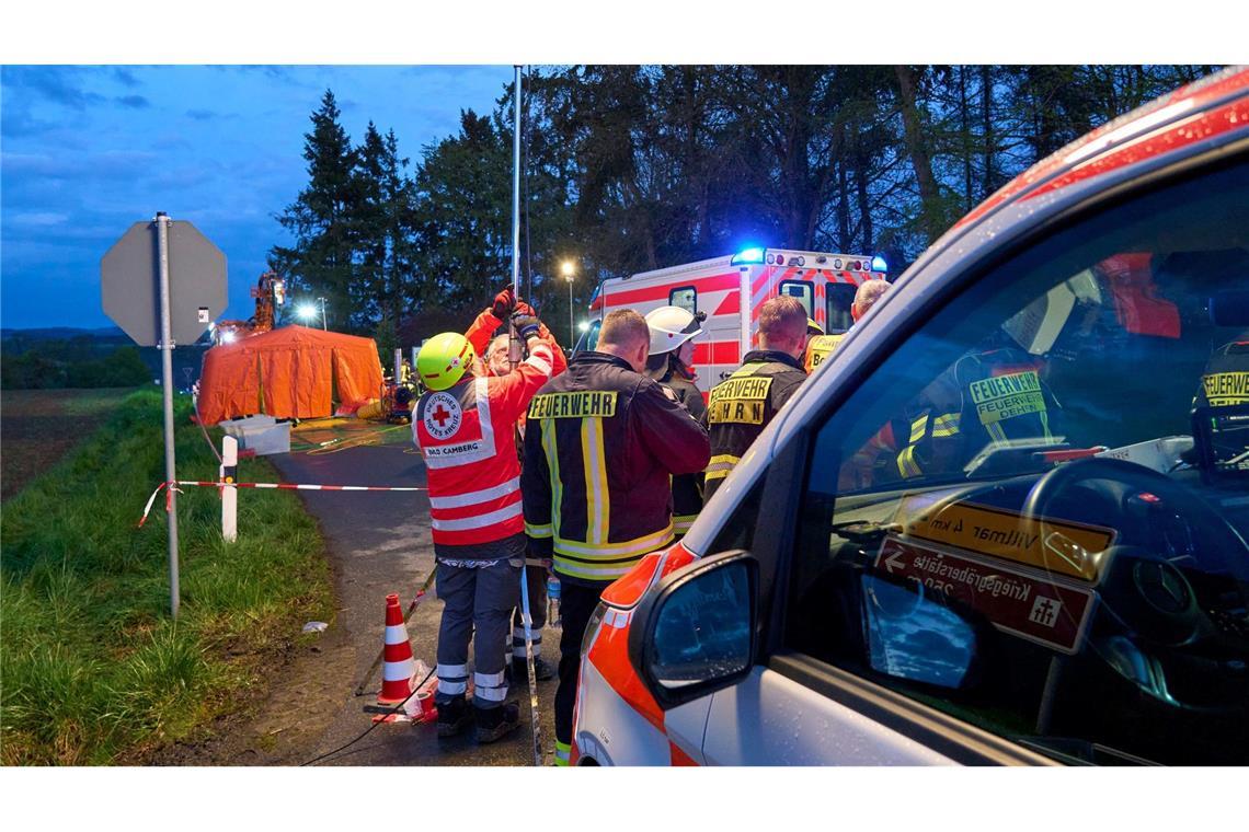 Insgesamt sind rund 150 Einsatzkräfte auf dem Gelände der Lederfabrik.