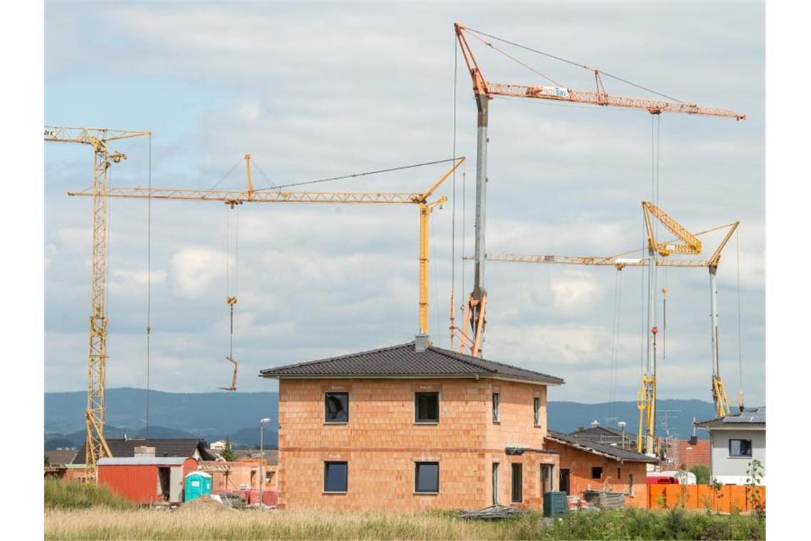Union fordert Planungssicherheit für Hausbauer Insgesamt sind rund 24.000 Anträge bei der Gebäudeförderung vom Stopp betroffen. Foto: Armin Weigel/dpa/dpa-tmn