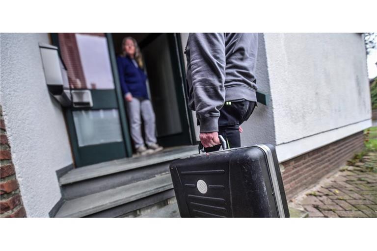 Insgesamt war der Elektriker 19 Minuten vor Ort. Er soll in der Wohnung eine Sicherung ausgetauscht haben.