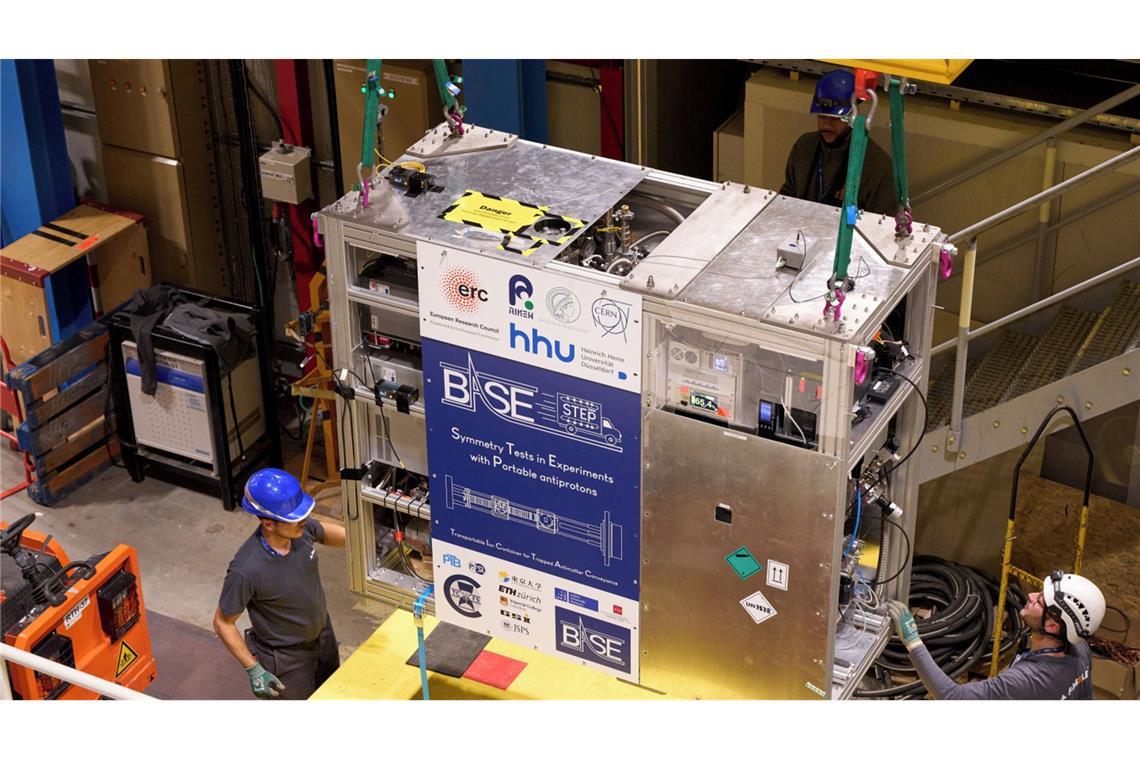 Insgesamt wiegt der Container rund 800 Kilogramm - für den Transport ist deshalb ein Lastwagen nötig.