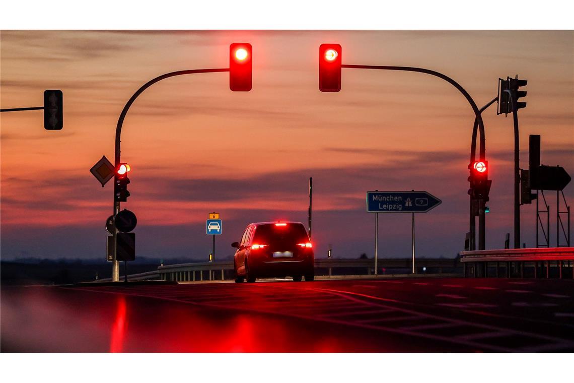 Wer bleibt bei Rot stehen? ADAC untersucht Verkehrsverstöße Insgesamt wurde vier Stunden lang getestet. (Foto-Illustration)