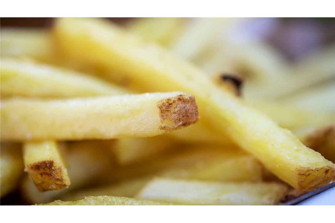 Lebensmittel aus der Tiefkühltruhe sind so gefragt wie nie Insgesamt wurden im Jahr 2024 in Deutschland knapp 390.000 Tonnen Tiefkühl-Pommes verkauft, mehr als die Hälfte davon im Lebensmittelhandel.