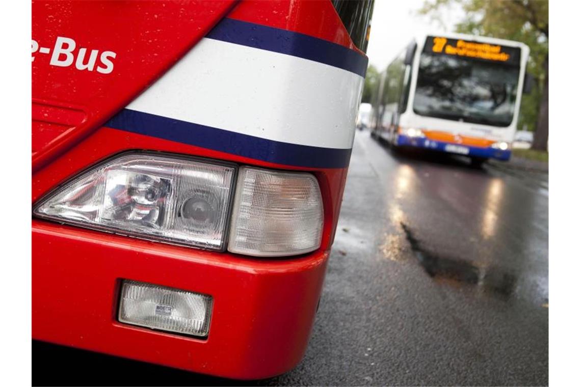 Jeder vierte Bus bei Tüv-Hauptuntersuchung mit Mängeln Insgesamt wurden rund 50.000 Untersuchungen ausgewertet, die bei Bussen jedes Jahr vorgeschrieben sind. Foto: Frank Rumpenhorst/dpa/Archiv