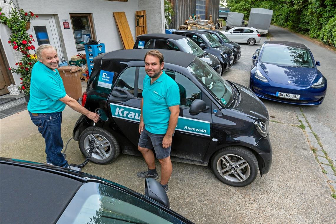 E-Mobilität im Raum Backnang: Meistens wird zu Hause geladen Insgesamt zwölf E-Smarts haben Harald Krauß senior und Harald Krauß junior in ihrem Fuhrpark in Auenwald-Heslachhof. Foto: Alexander Becher