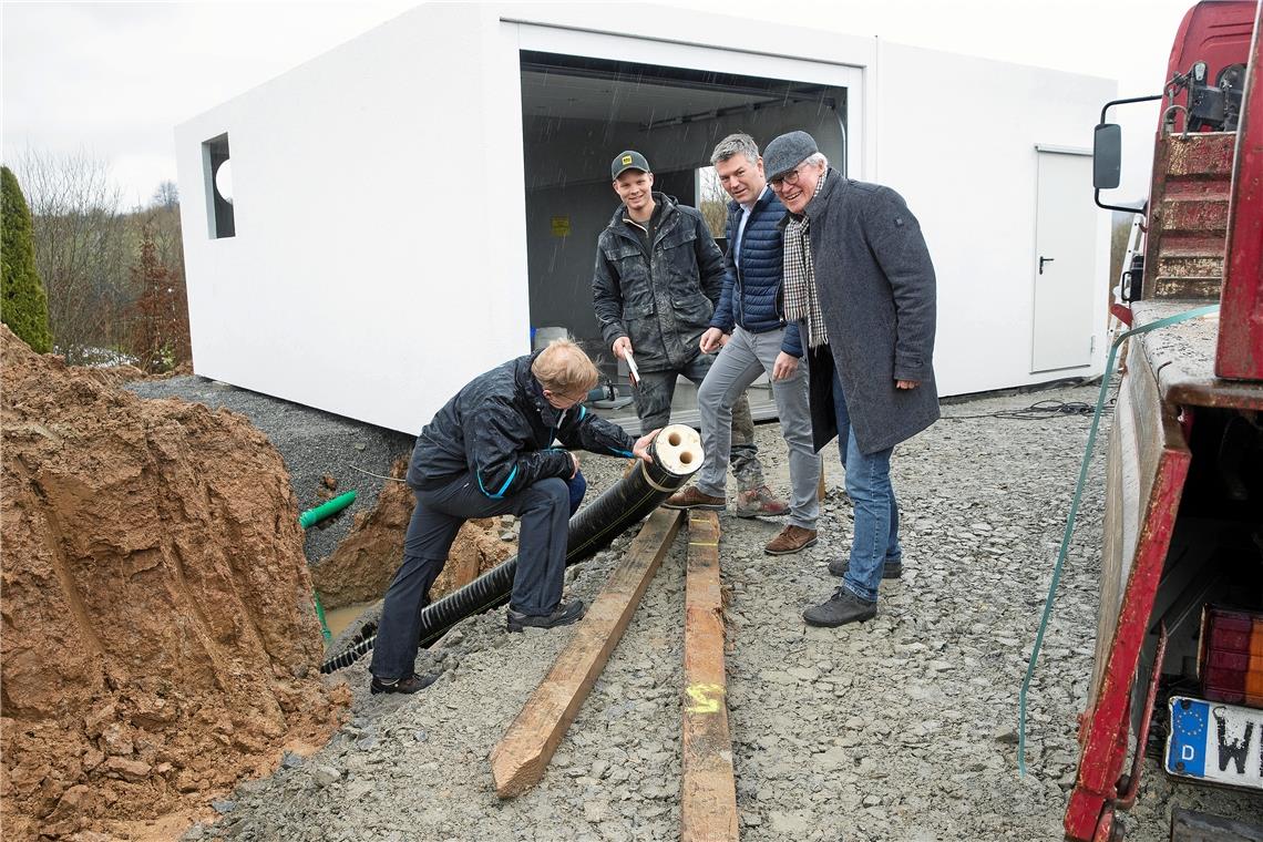 „Wir stehen für Klimaschutz“ Inspizierten im März gemeinsam die Wärmeleitungen an der Energiezentrale in der Fuchsklinge (von links): Matthias Spinnler, Marc Goller, Ian Schölzel und Reinhard Knüdeler. Foto: J. Fiedler