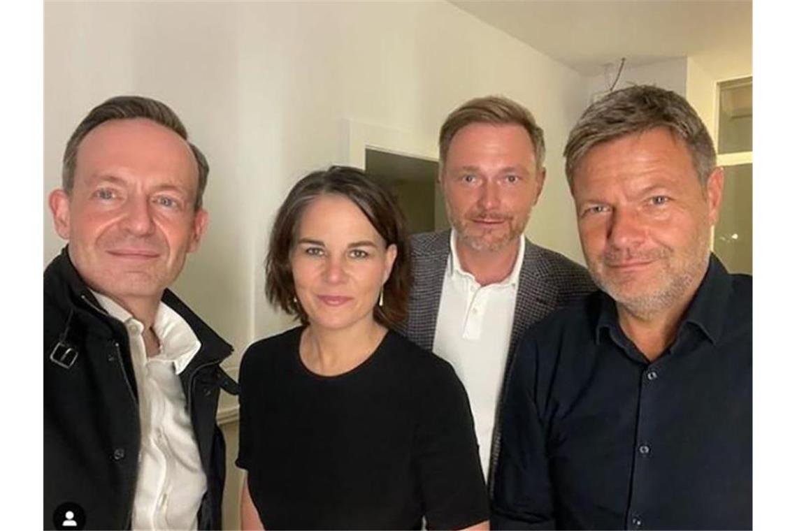 Plötzlich potenzielle Partner: Grüne umgarnen FDP Instagram-Selfie für die Sondierung (l-r): Volker Wissing, FDP-Generalsekretär, Annalena Baerbock, Bundesvorsitzende von Bündnis 90/Die Grünen, Christian Lindner, FDP-Vorsitzender und Robert Habeck, Co-Bundesvorsitzender von Bündnis 90/Die Grünen. Foto: Volker Wissing/FDP/instagram/dpa