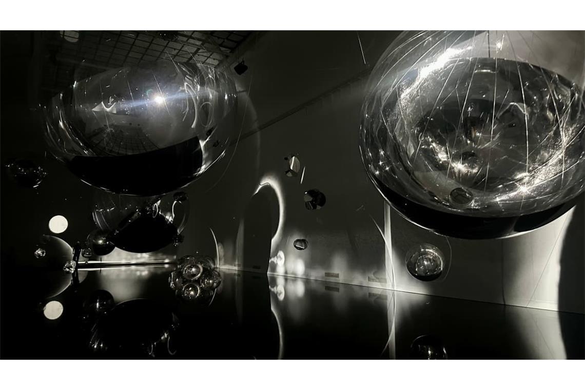 Installation in der Ausstellung "Verwobene Welten" von Tomás Saraceno im Haus der Kunst in München