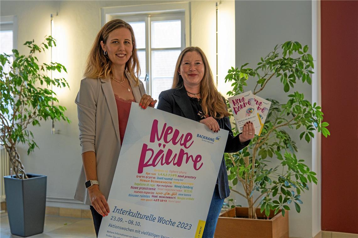 Interkulturelle Woche in Backnang steht im Zeichen der Vielfalt Integrationsbeauftragte Sandra Amofah und Kulturdezernentin Regine Wüllenweber präsentieren das Programm der Interkulturellen Woche. Foto: Stadt Backnang