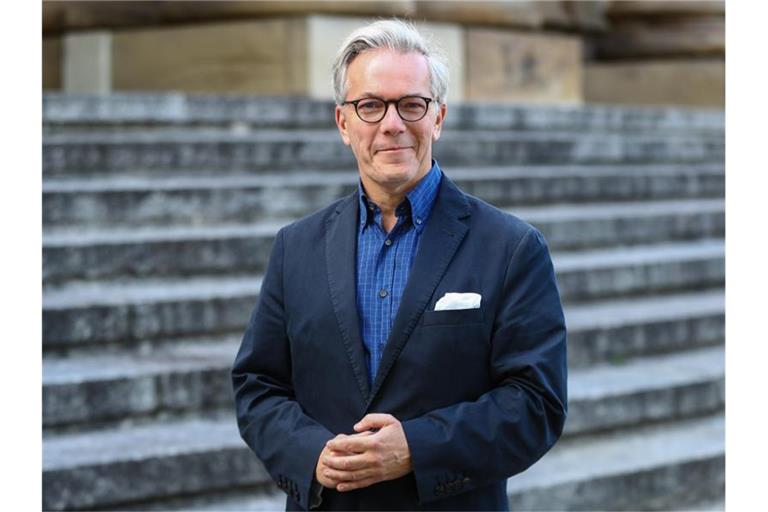 Intendant Marc-Oliver Hendriks steht vor dem Stuttgarter Opernhaus. Foto: Christoph Schmidt/dpa/Archivbild