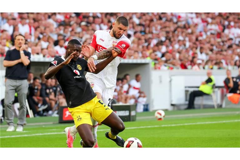 Intensives Duell: Jeff Chabot (rechts) gegen den früheren Stuttgarter Serhou Guirassy, der mit dem BVB alle drei Punkte mitnahm.