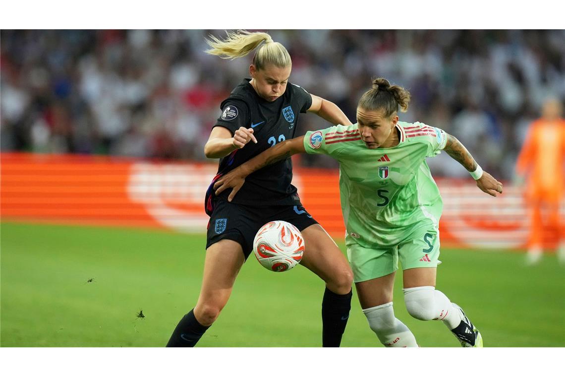 Nächster Krimi: England nach Sieg gegen Italien im EM-Finale Intensives Halbfinale: Italiens Elena Linari (r) im Duell mit Englands Alessia Russo.