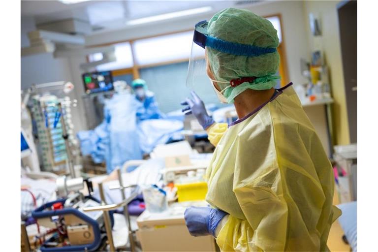 Intensivkrankenschwestern sind wegen der Coronavirus-Pandemie aktuell einer sehr hohen Belastung ausgesetzt. Foto: Sebastian Gollnow/dpa