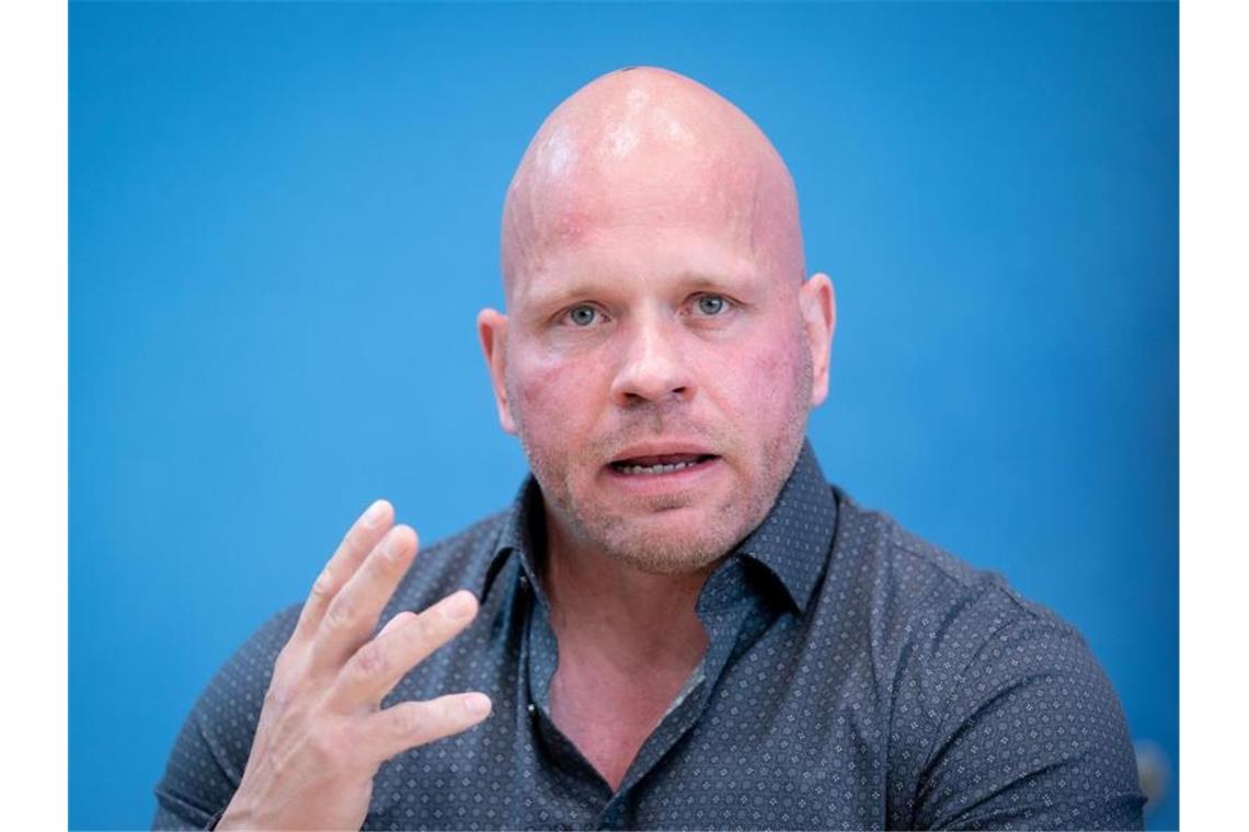 Intensivpfleger Ricardo Lange spricht über seine Arbeot während der Corona-Pandemie. Foto: Kay Nietfeld/dpa