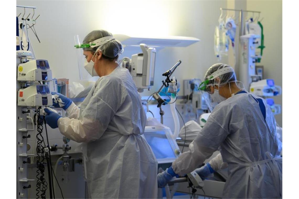 Klinik-Mitarbeiter sollen Corona-Prämie bekommen Intensivpflegerinnen in Schutzkleidungen auf einer Covid-19 Intensivstation in Sachsen. Foto: Robert Michael/dpa-Zentralbild/dpa