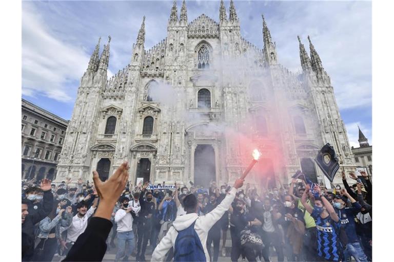 Inter-Fans feiern auf der Piazza Duomo vor dem Mailänder Dom. Foto: Claudio Furlan/LaPresse/AP/dpa