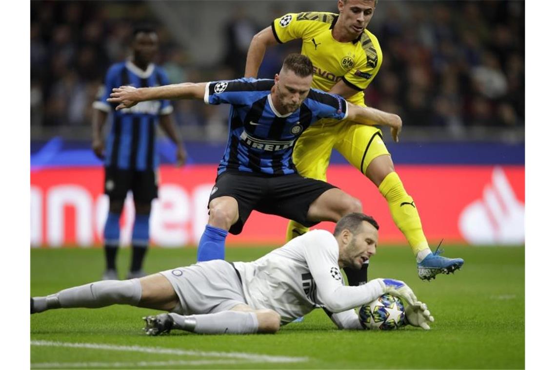 Inter-Keeper Samir Handanovic klärt vor Dortmunds Thorgan Hazard. Foto: Luca Bruno/AP/dpa