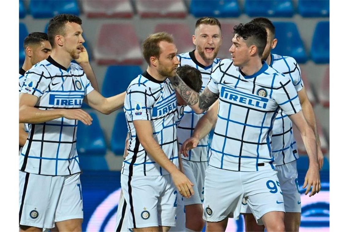 Jubel auf dem Domplatz - Inter Mailand vorzeitig Meister Inter Mailand ist durch den Sieg in Crotone und dem Patzer von Atalanta Bergamo neuer italienischer Meister. Foto: Francesco Mazzitello/LaPresse/AP/dpa