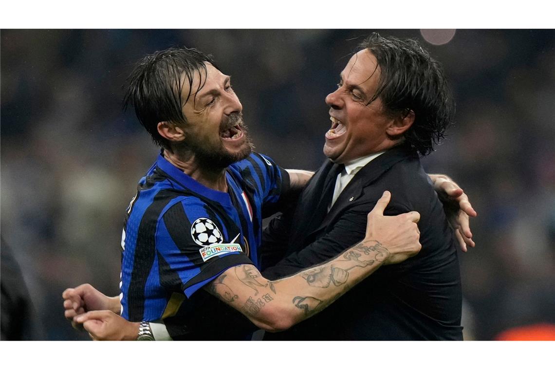 Bilder des Tages Inter Mailands Cheftrainer Simone Inzaghi (r) feiert mit Francesco Acerbi von Inter Mailand nach dem Sieg gegen den FC Barcelona.