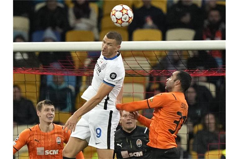 Inter Mailands Edin Dzeko (M) gegen zwei Spieler von Schachtjor Donezk in Aktion. Foto: Efrem Lukatsky/AP/dpa