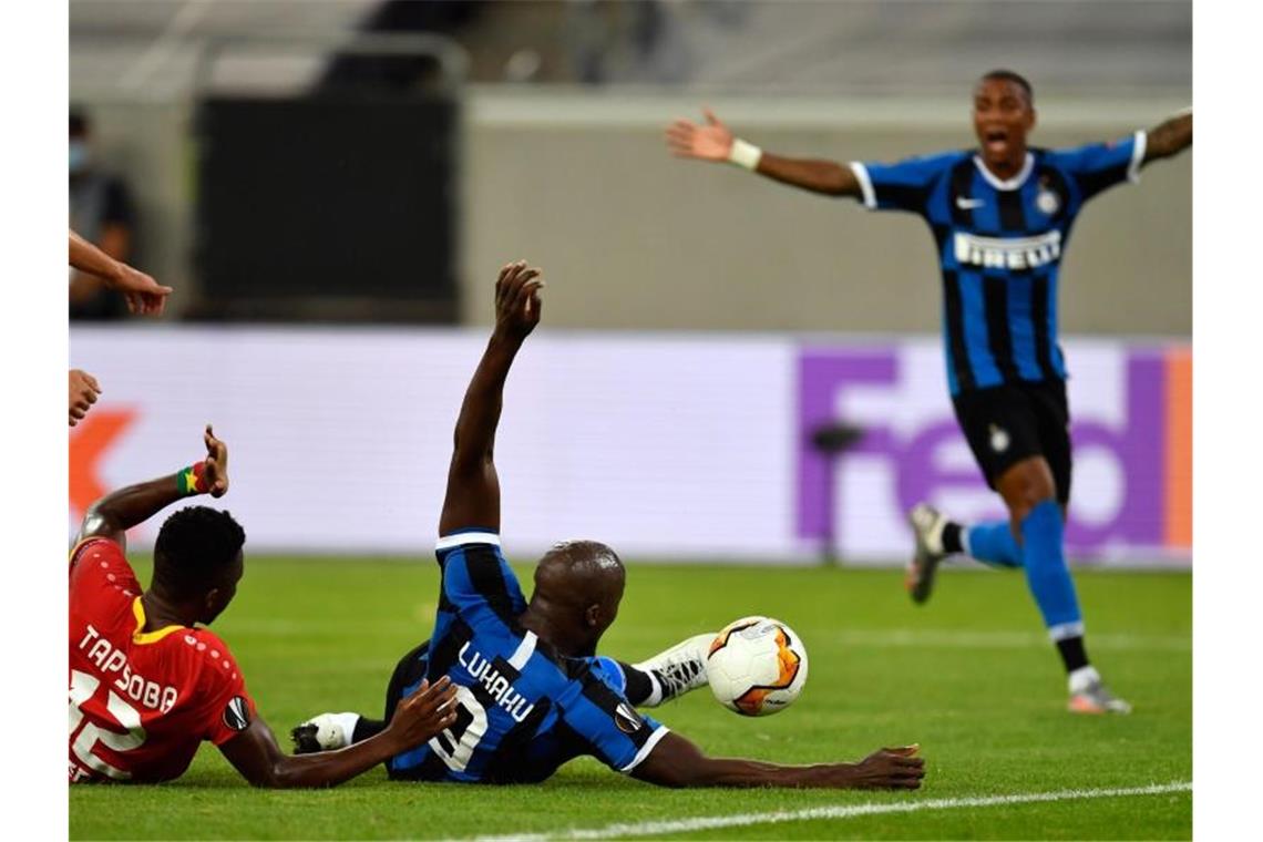 Inter-Starstürmer Romelu Lukaku (M.) erzielte das 2:0 im Liegen. Foto: Marius Becker/dpa
