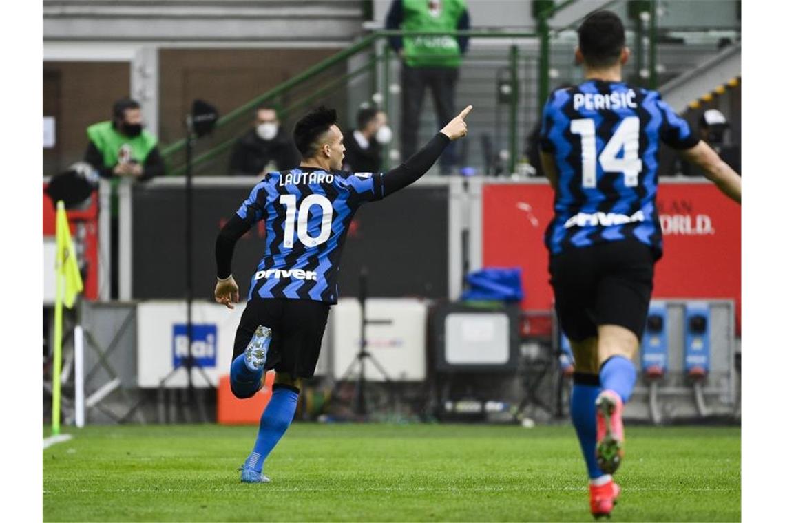 Inter nach Derby-Sieg auf dem Weg zum Meistertitel Inter-Stürmer Lautaro Martinez (l) avancierte mit zwei Toren im Stadt-Duell gegen den AC Milan zum Derby-Helden. Foto: Marco Alpozzi/LaPresse via ZUMA Press/dpa