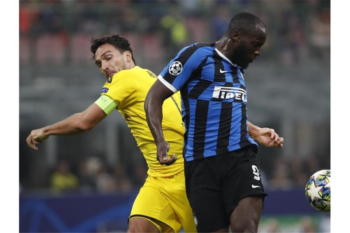 Inter-Torjäger Romelu Lukaku (r) schirmt vor BVB-Verteidiger Mats Hummels den Ball ab. Foto: Antonio Calanni/AP/dpa