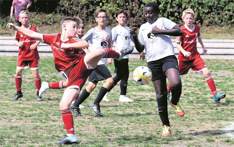 Interessante Spiele wie hier zwischen den D-Jugendlichen der TSG Backnang II (rote Trikots) und des SV Steinbach gab es bei den Fußballturnieren des SVS. Foto: T. Sellmaier