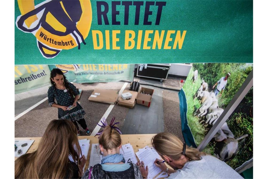 Untersteller gegen sofortiges Verbot von Spritzmitteln Interessierte informieren sich über das Volksbegehren zum Schutze der Bienen in Baden-Württemberg. Foto: Linda Vogt/Archivbild