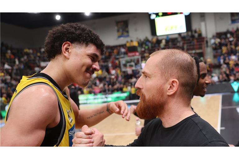 Interims coach Lars Masell (re.) gratuliert Joel Scott.