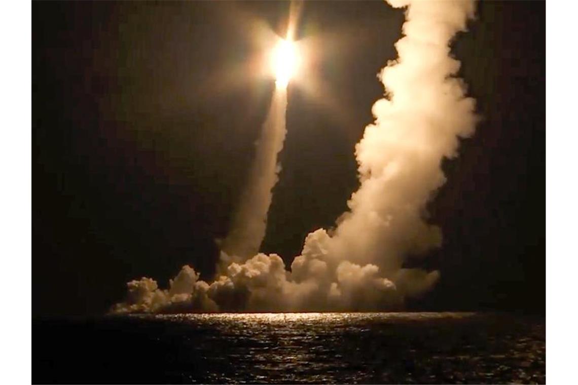 Interkontinentalraketen werden vom Atom-U-Boot K-551 Wladimir Monomach abgefeuert. Foto: ---/Russian Defense Ministry Press Service/ AP/dpa