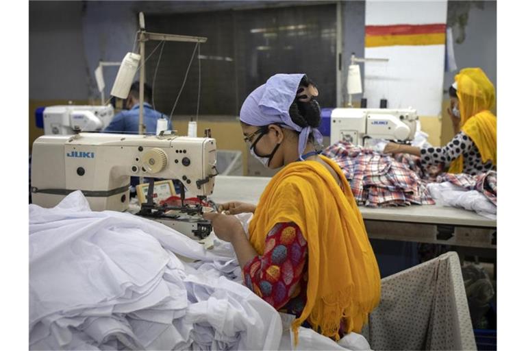 Internationale Modeketten und Gewerkschaften haben sich auf ein neues Abkommen zur Sicherheit in Textilfabriken in Bangladesch geeinigt. Foto: K M Asad/dpa