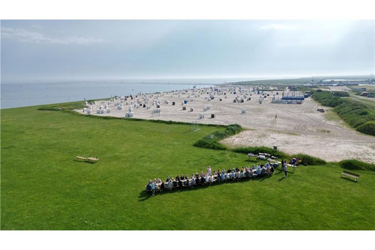 Internationales Deichfrühstück in Neuharlingersiel zum Wattenmeer-Jubiläum zieht zahlreiche Gäste an