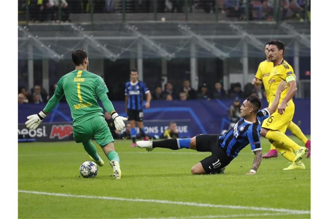 Inters Lautaro Martinez ließ BVB-Keeper Roman Buerki keine Chance und schoss zum 1:0 ein. Foto: Antonio Calanni/AP/dpa