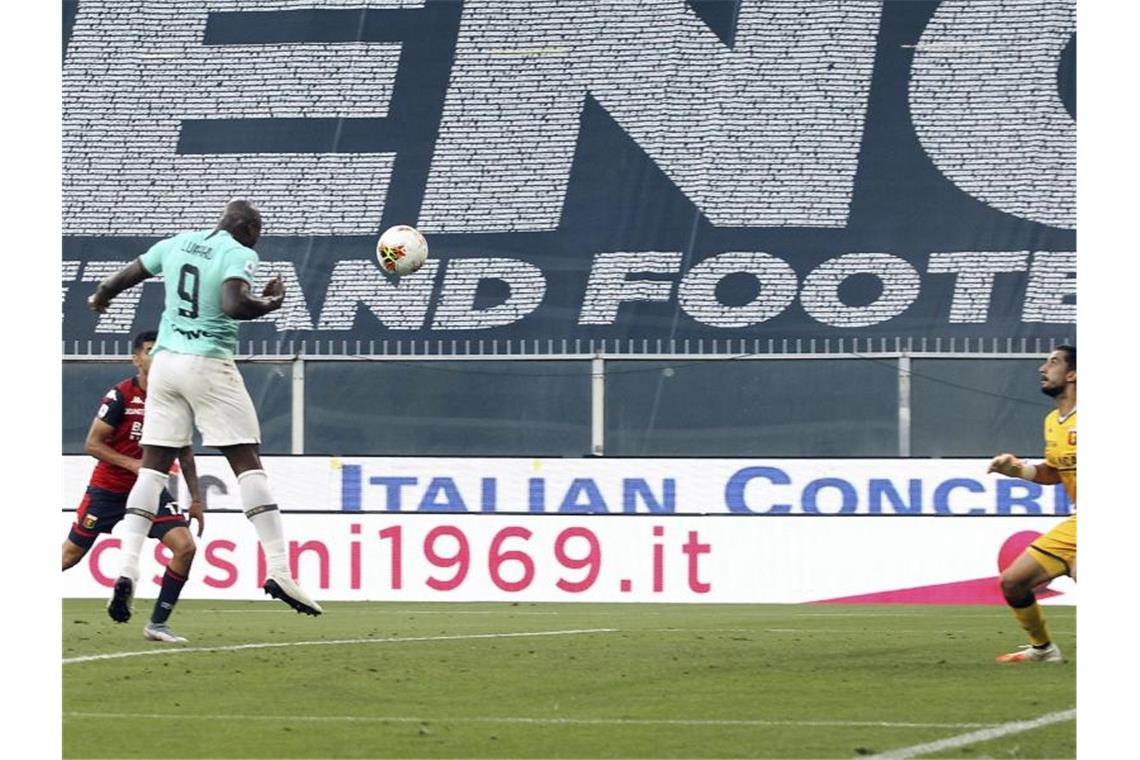 Inter Mailand schlägt Genua und springt auf Platz zwei Inters Romelu Lukaku (l) köpft den Ball ins Tor. Foto: Tano Pecoraro/LaPresse/dpa