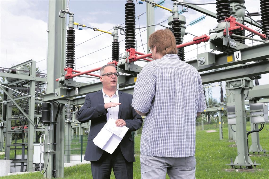 Interview auf dem Gelände der Umspannanlage in Backnang-Maubach. Syna-Standortleiter Michael Meyle informiert über Netzstörungen. Foto: J. Fiedler